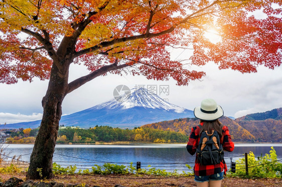 秋天富士山下徒步的人图片