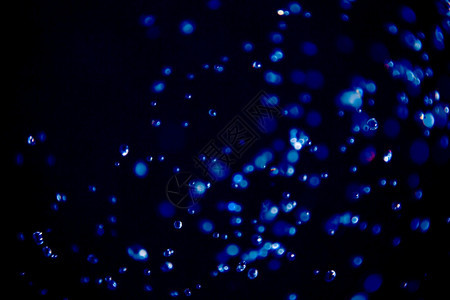 溅蓝色背景的水滴脱焦bokeh圆形的圣诞节图片