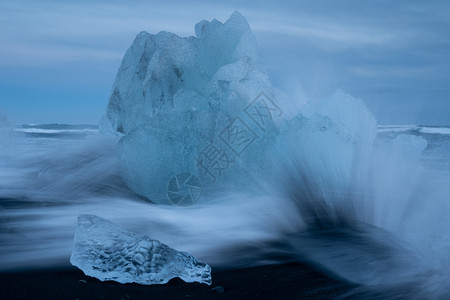 达古冰山北欧的户外冰岛Jokulsarlon的暴风沙滩上冰山海浪背景