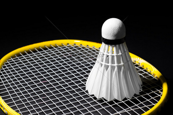 新的在羽毛球锦标赛中有关羽毛球拍打的抽象行动图片