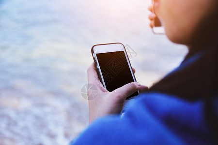 旅行美丽的利用网上在线海技术拥有移动智能电话的妇女人数百分比海洋图片