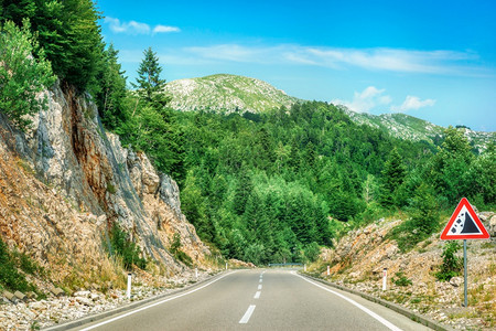 驾驶交通空的夏天在黑山上的路标图片