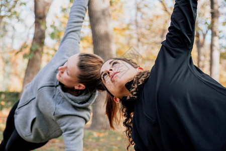 力量运动拉紧一对夫妇女起在公园户外共同培训图片
