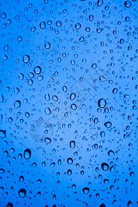 新鲜的玻璃上水滴雨冷凝图片