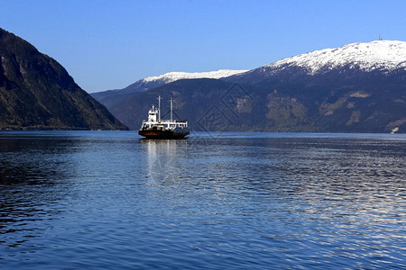 挪威弗拉姆207年5月3日Sunny泉光从挪威远渡Naeroyfjord的越野夏天水北图片