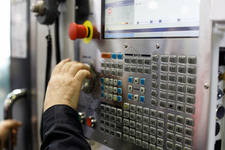 负责控制CNC机器的操作员有选择焦点按钮控制板工具图片