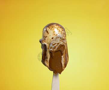 牛奶单身的小吃夏季天气炎热时融化的巧克力冰淇淋图片