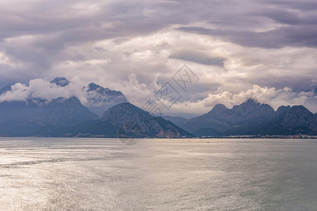 屋海岸安塔利亚对山和海的观望游客图片