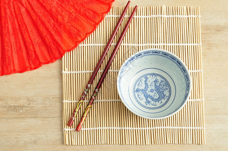白色的美丽椰子碗筷和手风扇食物图片