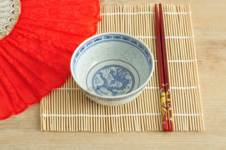 美食日本晚餐椰子碗筷和手风扇图片
