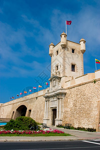 结石水平的堡将西班牙卡迪兹的大地之门Cadiz市旧区与现代隔开的外墙图片