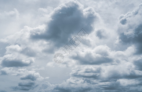 黑暗的戏剧天空和灰色的云彩万圣节背景和抑郁概念暴风雨的天空悲伤和喜怒无常的天空Cloudscape雨前的多云天空绝望和的概念环境图片