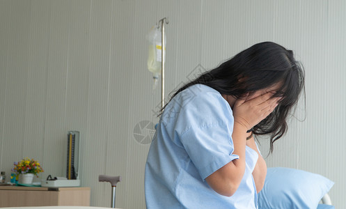 痛苦地看着消极担心的健康状况不佳和患有抑郁症医疗病人生活方式和