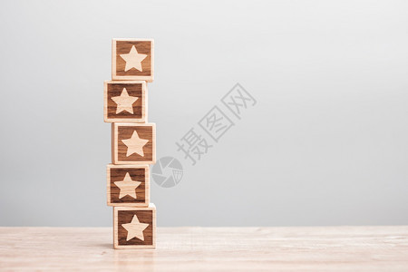情感木头员工表背景上的星号块服务评级排名客户评论满意度价和反馈概念图片
