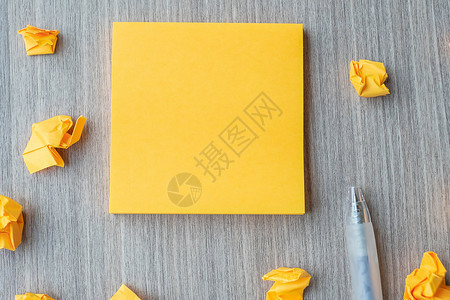 公告空黄色纸带笔的和木桌背景制表格纸上的碎空白复制间用于文本皱巴的黄色图片