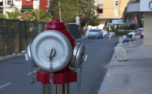 插头连接压力城市街道上带磨砂钢帽的街道消火栓头背景中的消火栓头图片