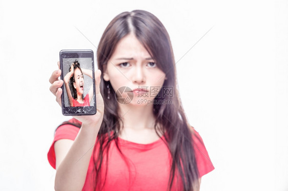 事故愤怒的女人OOF拿着破碎的手机在屏幕上尖叫沮丧被困的概念电子裂缝图片