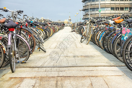 荷兰在阿姆斯特丹度过一天阿姆斯特丹中央车站附近的巨大自行车停场阿姆斯特丹中央车站附近的巨大自行车停场欧洲上市循环图片