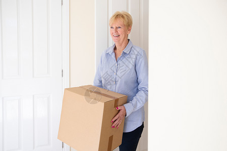 水平的人们天老年女在搬家日退休时降级背箱进新家图片