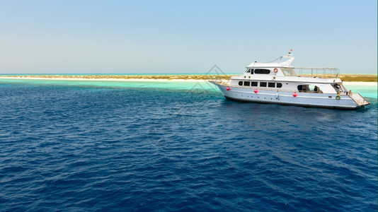 埃及红海Hamata港附近停泊的游艇奢华白色的旅行图片