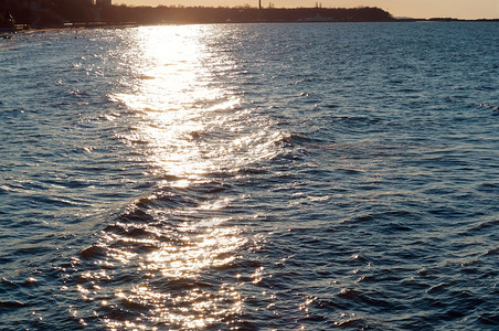 海浪太阳在水中的倒影海上日落太阳在水中的倒影黄昏丰富多彩的图片