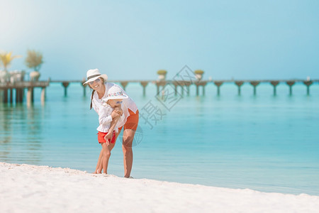 小可爱女孩和年轻妈在热带海滩的妈还有女儿在海滩上白种人海岸线图片