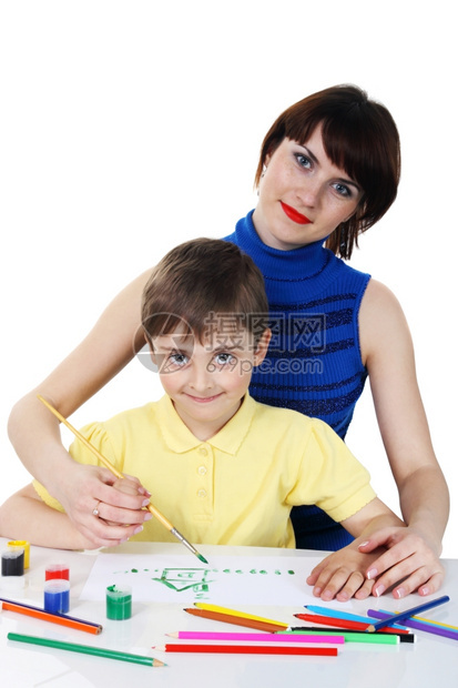 一个小男孩和年轻女白底带彩色铅笔的艺术家教育画图片