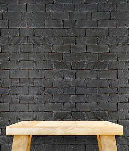 带有黑砖墙的木板桌嘲笑空白的镶木地板图片
