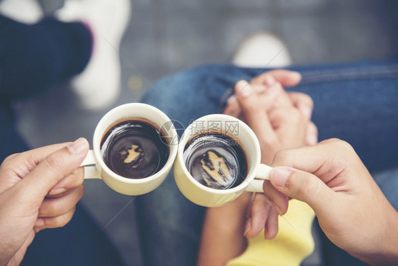 浓咖啡情人爱概念紧女手握着一杯咖啡喝使人们更新鲜专注于工作冬季需要热饮咖啡这是最好的选择抓住图片