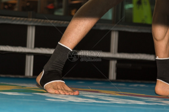 拳击手运动员使用Axkle括号支持的格斗者角足贴近手套图片