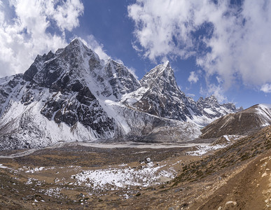 在尼泊尔喜马拉雅山珠峰基营长途跋涉的菲里切河谷上Taboche和Cholatse首脑会议登山美丽的自然图片