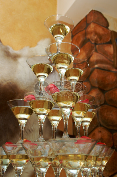 派对满的婚礼葡萄酒杯桌上的香帕加尼杯子水晶图片