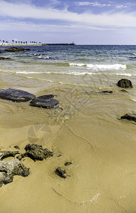 景观多岩石的桑迪海滩带石头的沙滩海和暑假结石图片