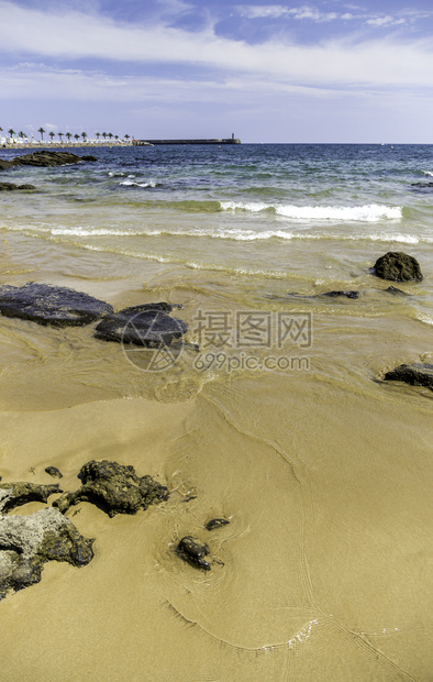 景观多岩石的桑迪海滩带石头的沙滩海和暑假结石图片