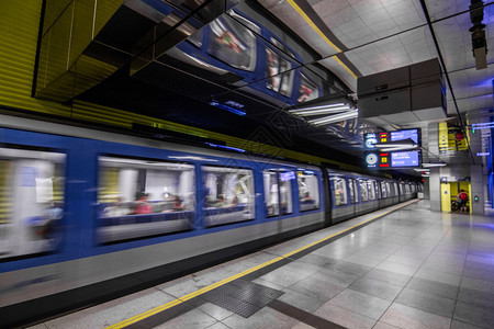 运动速连科慕尼黑UBahn内部与时尚的现代平台和站一起运行旅图片
