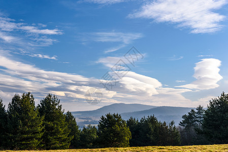 蓝天白云下的山地草原风光图片