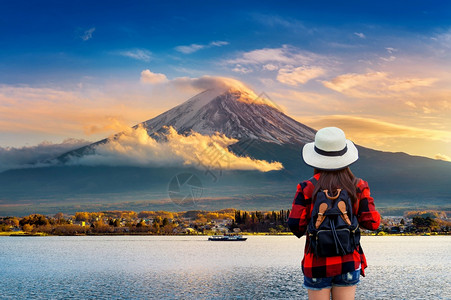亚洲人自然河口在日本落时带着背包前往藤山的女旅行者图片