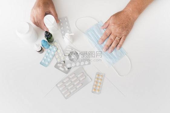 桌面上的药品药物图片
