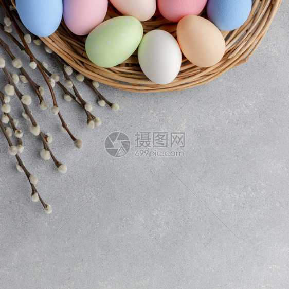 假期木头象征带有鲜花复制空间的东方鸡蛋篮图片