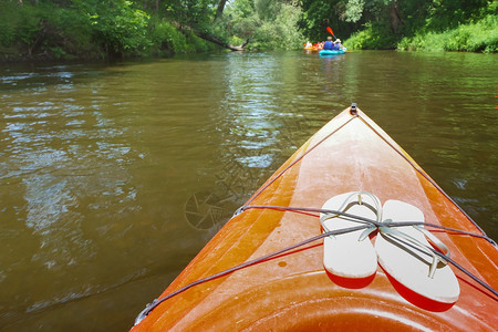 户外在河上乘着皮艇的木筏游客靠独舟观光者用筏搭乘独舟皮划艇运动员锻炼图片