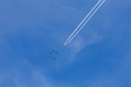蓝天喷气式飞机长途行踪迹课程白色的图片