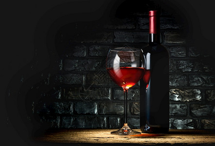 红酒杯桌子派对瓶和一杯红在地窖的里图片