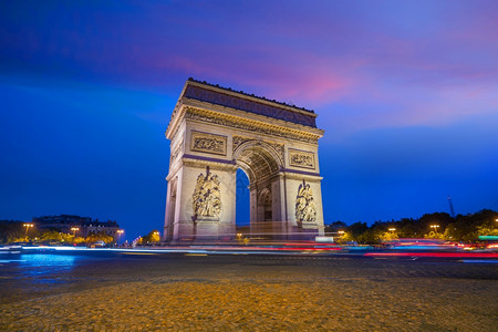蓝色的建筑学发光位于巴黎法国的凯旋门在暮光之城图片