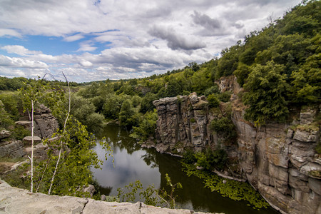 溪乌克兰布基的RheHirskiyTikich河和Bukys峡谷美景绿色多岩石的图片