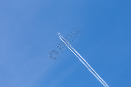 痕迹对角线衬垫蓝天喷气式飞机长途行图片