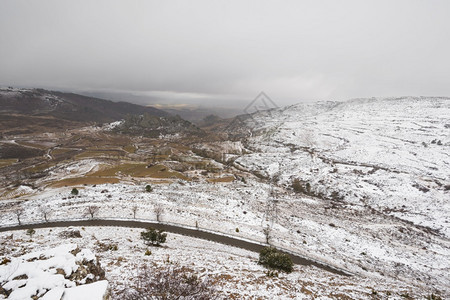 雨西班牙北布尔戈斯省ParamodeMasa山脉的雪地景观天经过图片