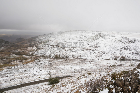 农村西班牙北布尔戈斯省ParamodeMasa山脉的雪地景观雨公园图片