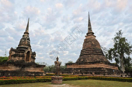 宗教老的泰国Sukhothai历史公园的WatSaSi日出时橙图片