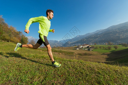 行动在意大利阿尔卑斯山谷的草地上亚特利向下滑坡奥运会背景图片