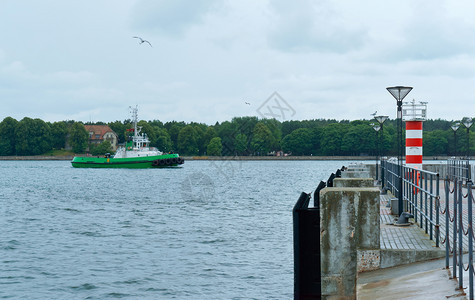 波罗的海中绿船码头和渔海中的绿商业天图片
